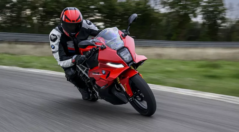 BMW is adding a supersports to its F 450 family. The F 450 RR combines 48 hp, 177 kilograms and extensive electronics with clear nods to the S 1000 RR.