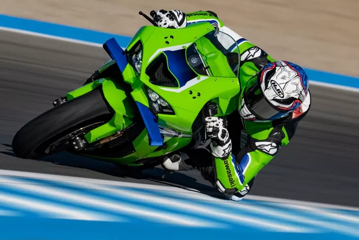 Kawasaki sends the Ninja ZX-10R and ZX-10RR into the 2027 model year with familiar technology. New are the color variants, with both supersports bikes available from November 2026.