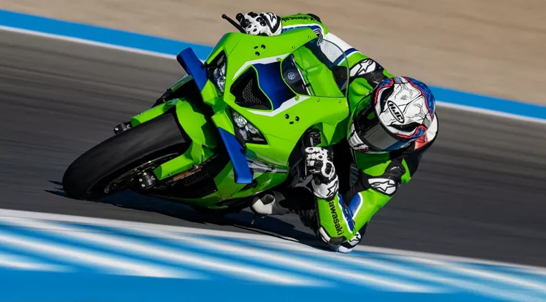 Kawasaki sends the Ninja ZX-10R and ZX-10RR into the 2027 model year with familiar technology. New are the color variants, with both supersports bikes available from November 2026.