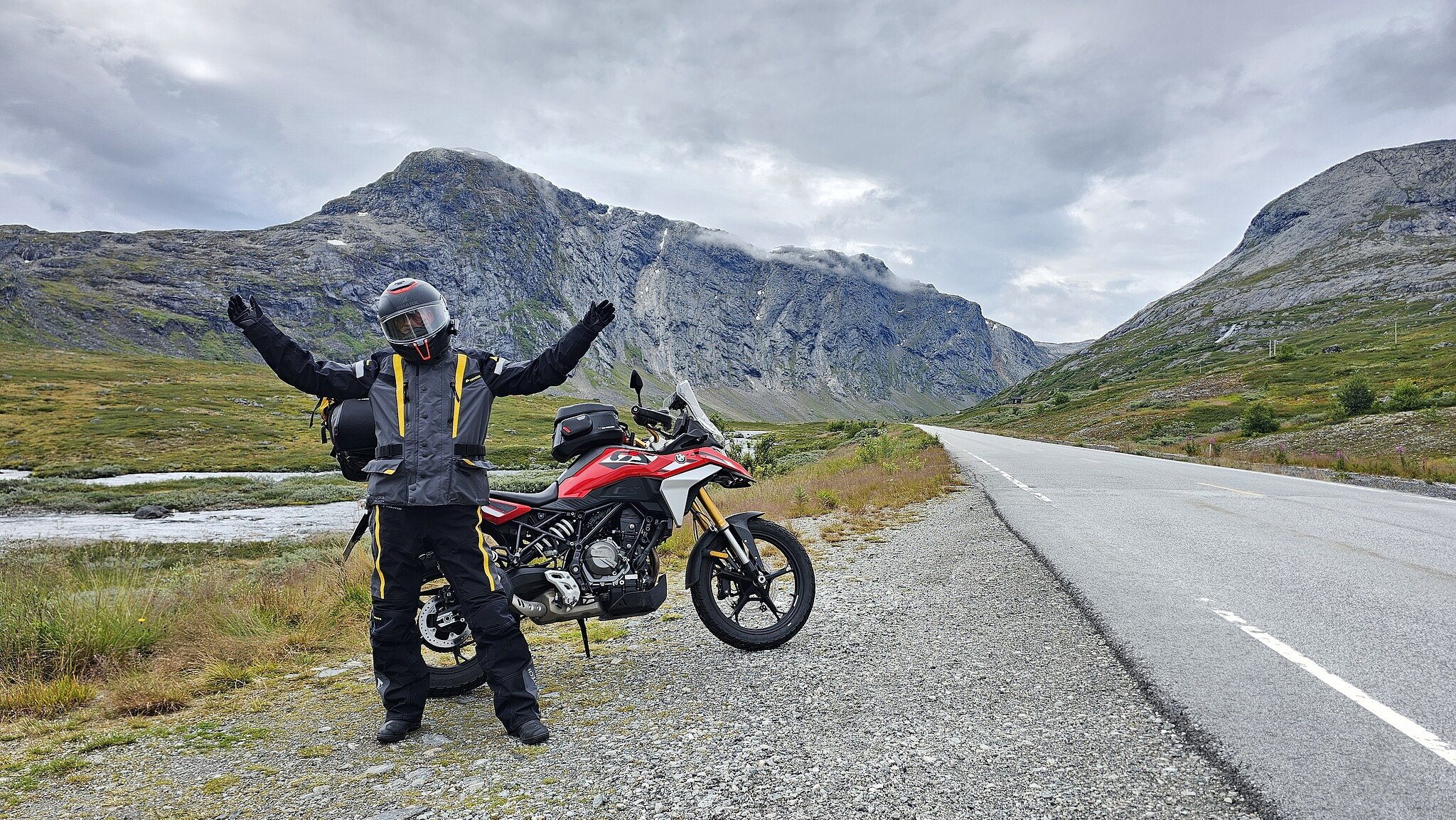 How well does the little GS fill the big Bavarian's shoes? In Norway, the BMW F 450 GS has to prove that it lives up to its prestigious name and can impress over almost 2,000 kilometres with a pillion and luggage, even with "only" 48 hp and compact dimensions.