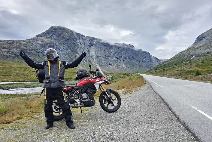 Koliko dobro mali GS popunjava otiske stopala velike Bavarke? BMW F 450 GS mora u Norveškoj da dokaže da je dostojan svog prestižnog imena i da i sa "samo" 48 KS i kompaktnim dimenzijama može da ubedi na skoro 2.000 kilometara sa suvozačicom i prtljagom.