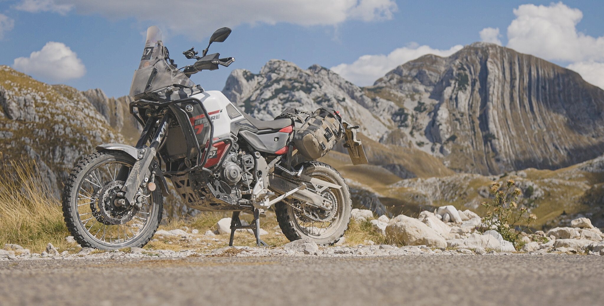 Plus d'électronique, plus de confort et toujours le vrai ADN Ténéré ? Sur environ 1.000 kilomètres à travers la Slovénie, la Bosnie et le Monténégro, la Yamaha Ténéré 700 World Raid 2026 montre à quel point elle concilie réellement grand voyage et off-road.