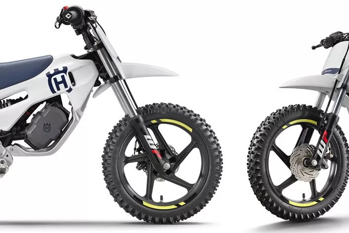 A Husqvarna EE 2.12 2027 kitölti a rést az EE 2 és az EE 3 között. 12 colos első kerékkel, 1,8 kW-os agymotorral és állítható ülésmagassággal a fiatal kezdőket célozza.