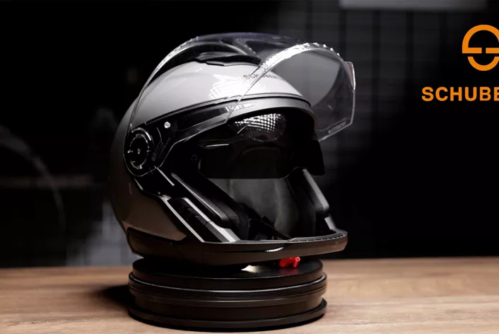 Trois rédacteurs de 1000PS, un casque et beaucoup de kilomètres : le Schuberth J2 associe le concept ouvert d'un casque jet à une mentonnière amovible. Comment l'ajustement, le niveau sonore et l'équipement se comportent-ils au quotidien à moto ? Nos rédacteurs partagent leur expérience sur le long terme.