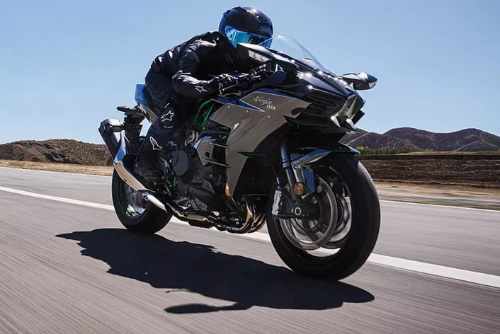 Ninja H2 je zpět, Ninja 650 je sportovnější a v off-roadu mají premiéru nové dvoutakty: Kawasaki pro rok 2027 přidává! K tomu přibývají svěží barvy pro mnoho známých modelů. Zde najdete motocyklové novinky Kawasaki 2027 a odkazy na všechny podrobnosti.