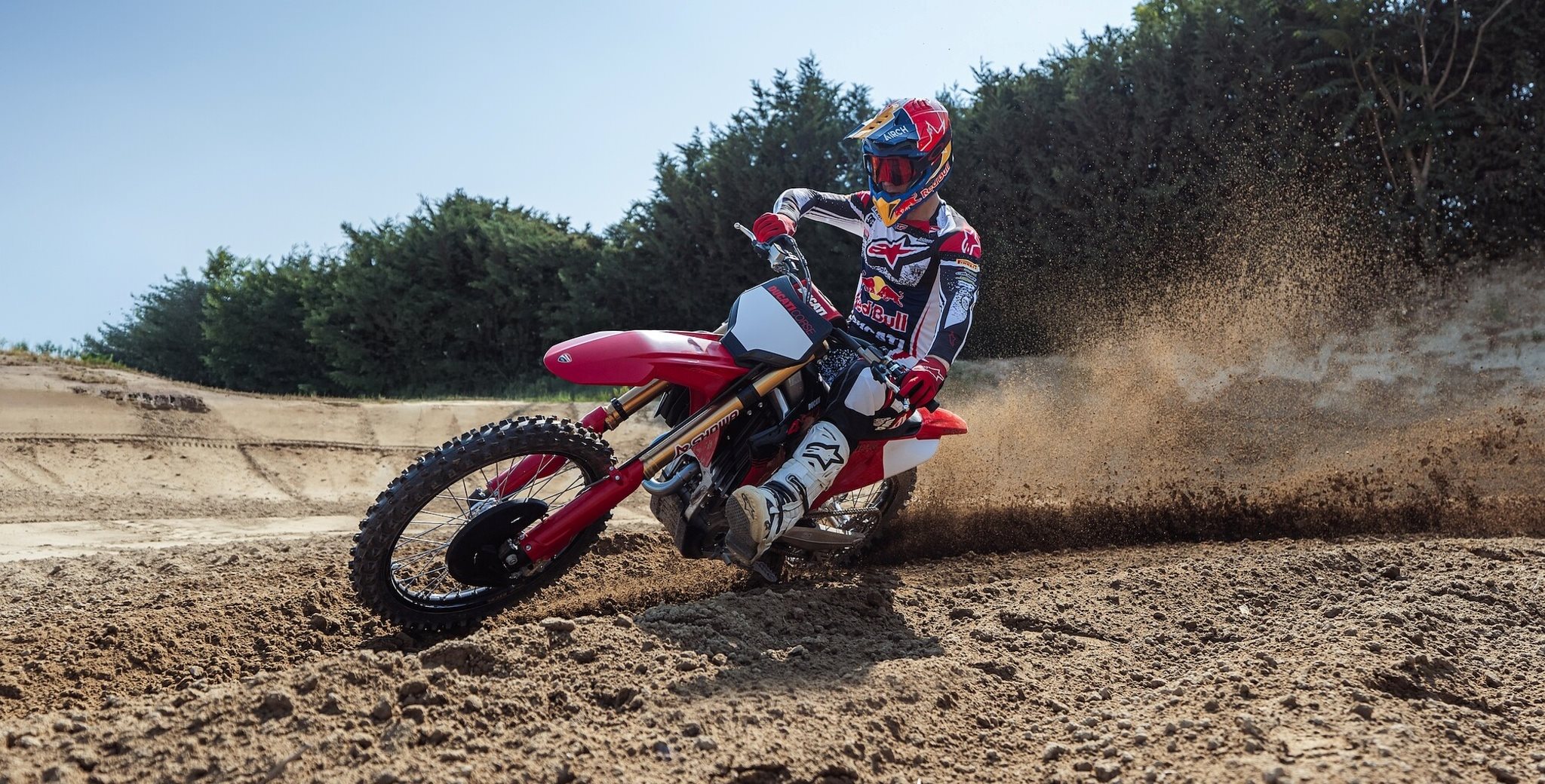 Második modellévükre a Ducati Desmo450 MX és Desmo450 MX Factory számos részletmódosítást kap. A középpontban az új áttétel, az átdolgozott ergonómia, a megerősített alkatrészek és a prediktív karbantartás áll.