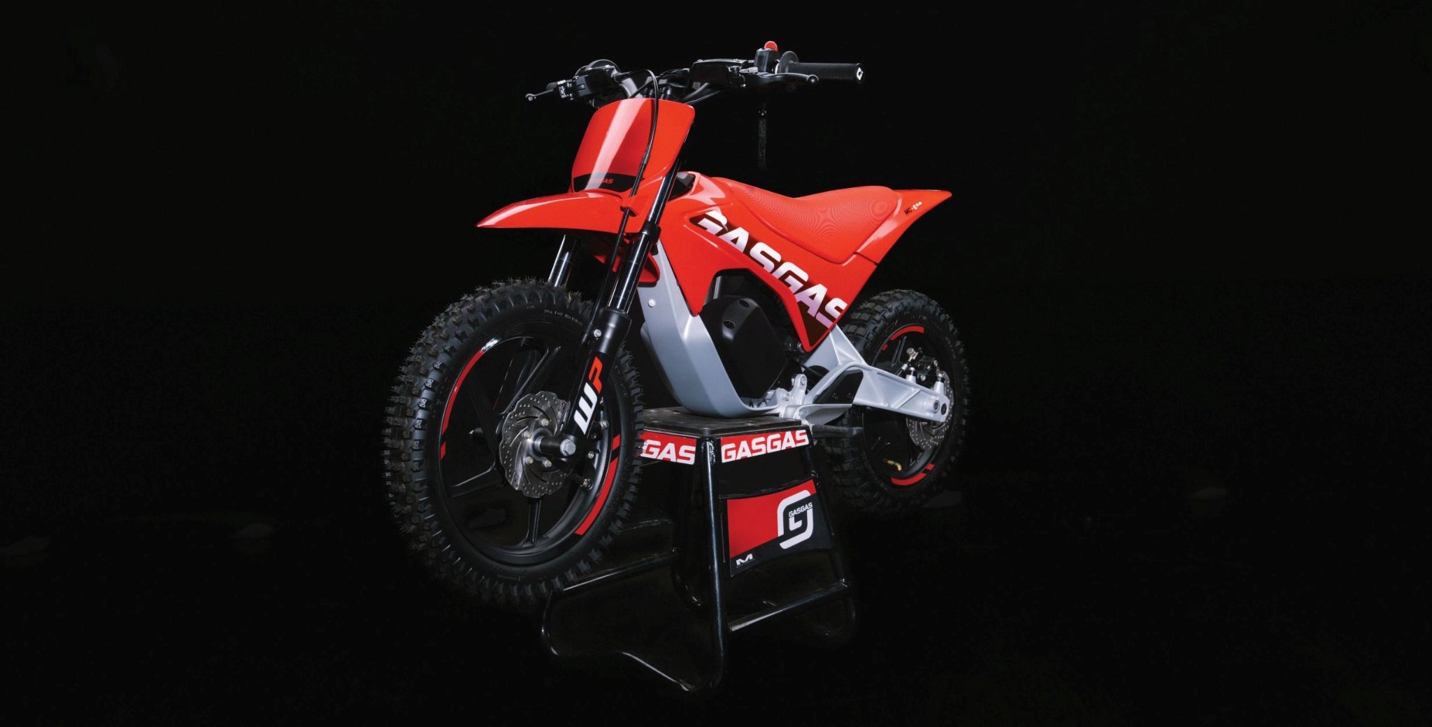 A KTM-nél narancsban, a Husqvarnánál fehérben kapható, most pedig a GASGAS pirosban is elhozza az elektromos mini crossmotort. Az új, 2027-es MC-E 2.12 akár 33 km/h-t, három vezetési üzemmódot és praktikus akkurendszert kínál. Műszakilag sok minden a régi marad, de a fiatal offroad rajongók egy újabb opciót kapnak.