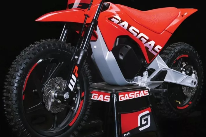 A KTM-nél narancsban, a Husqvarnánál fehérben kapható, most pedig a GASGAS pirosban is elhozza az elektromos mini crossmotort. Az új, 2027-es MC-E 2.12 akár 33 km/h-t, három vezetési üzemmódot és praktikus akkurendszert kínál. Műszakilag sok minden a régi marad, de a fiatal offroad rajongók egy újabb opciót kapnak.