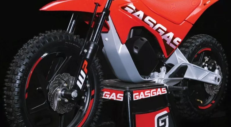 KTM has it in orange, Husqvarna in white, and now GASGAS is bringing the electric mini crosser in red too. The new MC-E 2.12 for 2027 offers up to 33 km/h, three riding modes and a practical battery system. Technically, much stays the same, but young off-road fans get one more option.