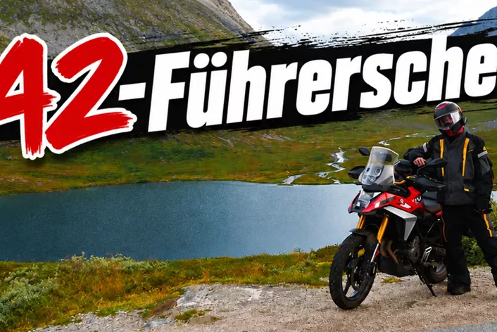 Is 125 cc je te weinig, maar ben je nog te jong voor het onbeperkte A-rijbewijs? Precies dat gat vult het A2-rijbewijs. Vanaf 18 jaar staat de deur voor je open naar motoren met maximaal 48 pk. Maar wat kost de lol, hoe verloopt de opleiding en met welke bikes mag je uiteindelijk echt rijden?