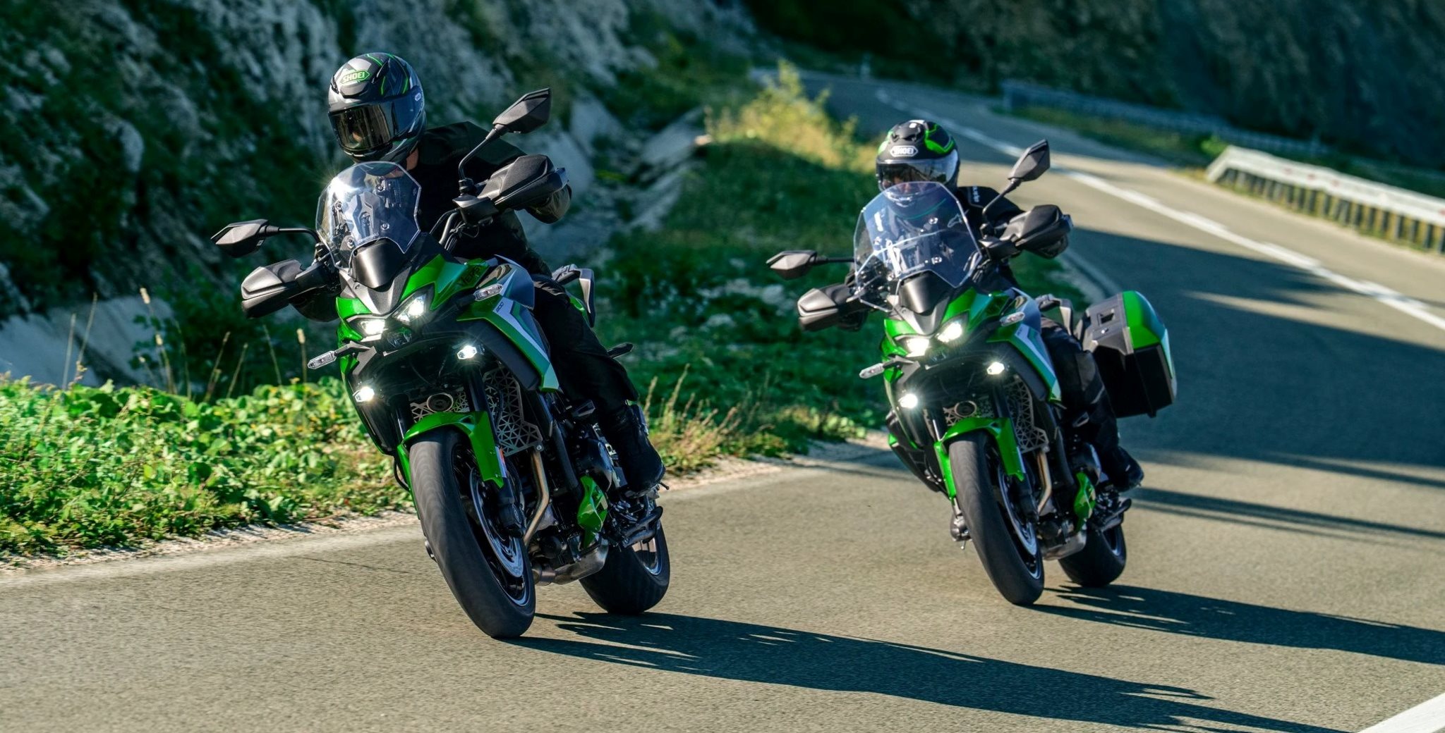 Kawasaki combines the 948 cc inline four of the Z family with a new touring chassis, radar assistance and a 20-litre tank. The Versys 900 and Versys 900 SE aim to strike the balance between touring excellence and agile riding dynamics.