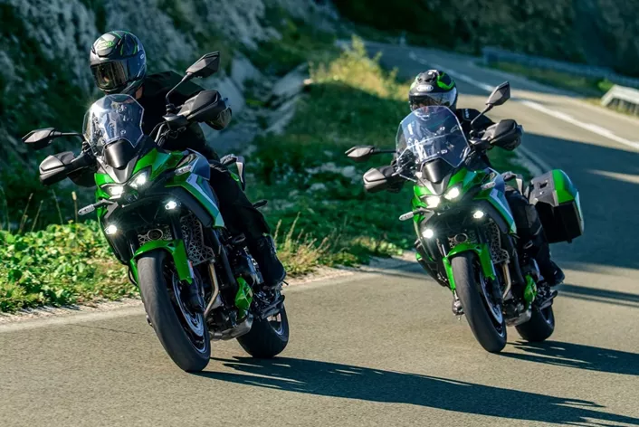 Kawasaki združuje 948-kubični vrstni štirivaljnik družine Z z novim potovalnim podvozjem, radarskimi asistenti in 20-litrskim rezervoarjem. Versys 900 in Versys 900 SE želita uspešno združiti potovalno odličnost in agilno vozno dinamiko.