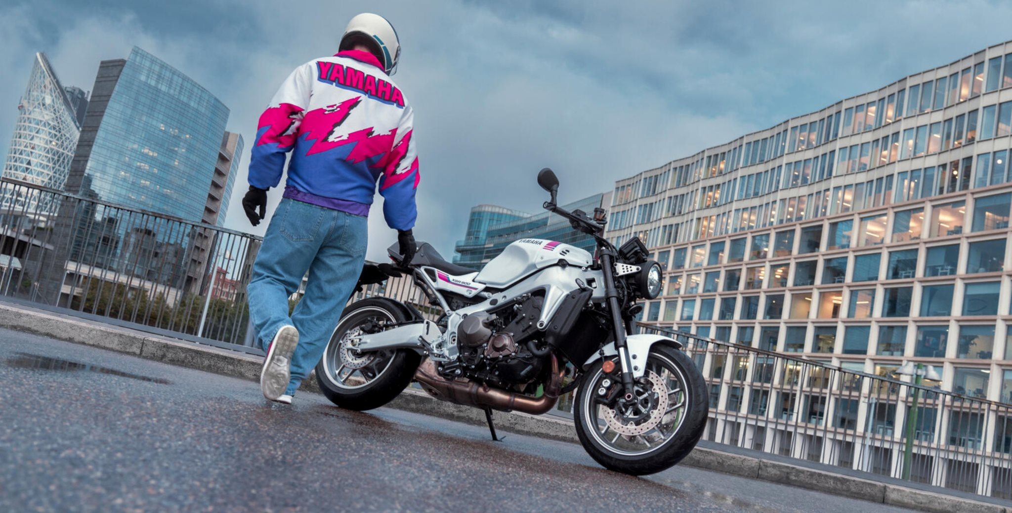White, pink and blue: for 2027, Yamaha treats the XSR900 to the new Neon White colour scheme in the style of the YZF 750R. Midnight Black remains in the line-up as an alternative.