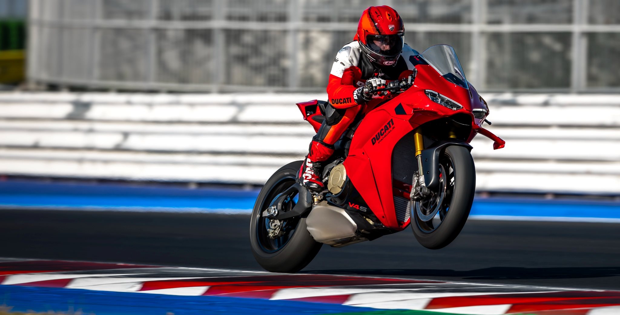 218 hp, revised chassis and new track electronics: Ducati presents the Panigale V4 for the 2027 model year. The latest evolution of the superbike aims to bring gains above all in braking, turn-in and acceleration. Ducati is also opening up new customisation options.