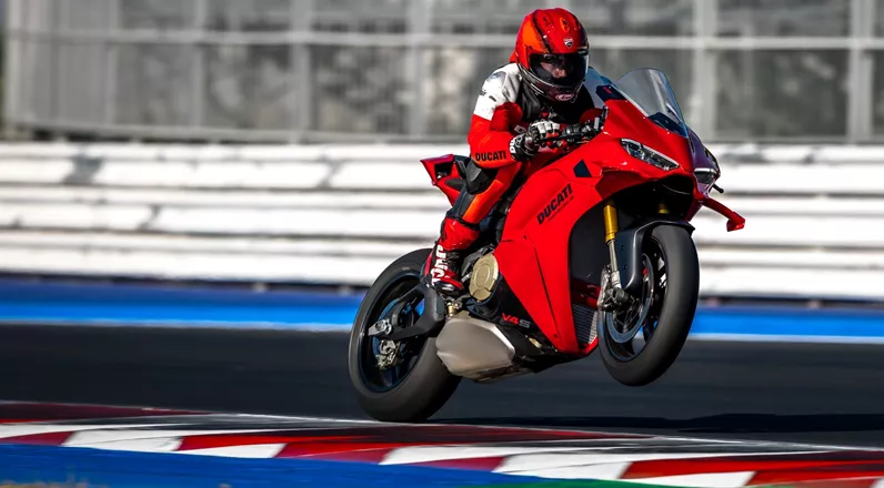218 hp, revised chassis and new track electronics: Ducati presents the Panigale V4 for the 2027 model year. The latest evolution of the superbike aims to bring gains above all in braking, turn-in and acceleration. Ducati is also opening up new customisation options.