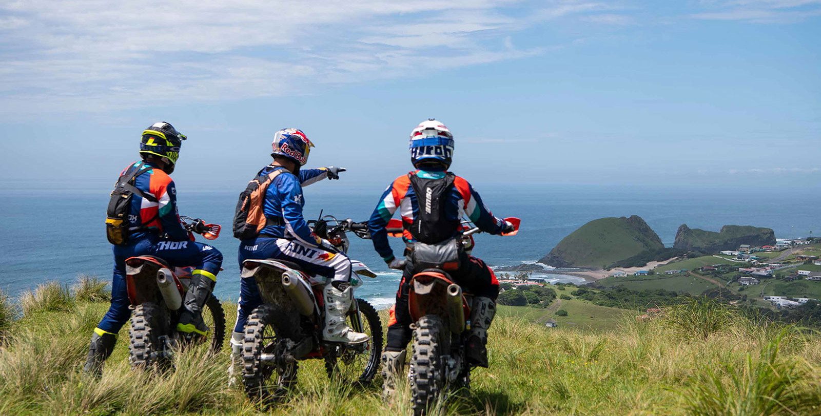 Südafrika mit der Enduro: grüne Steilhänge über dem Ozean