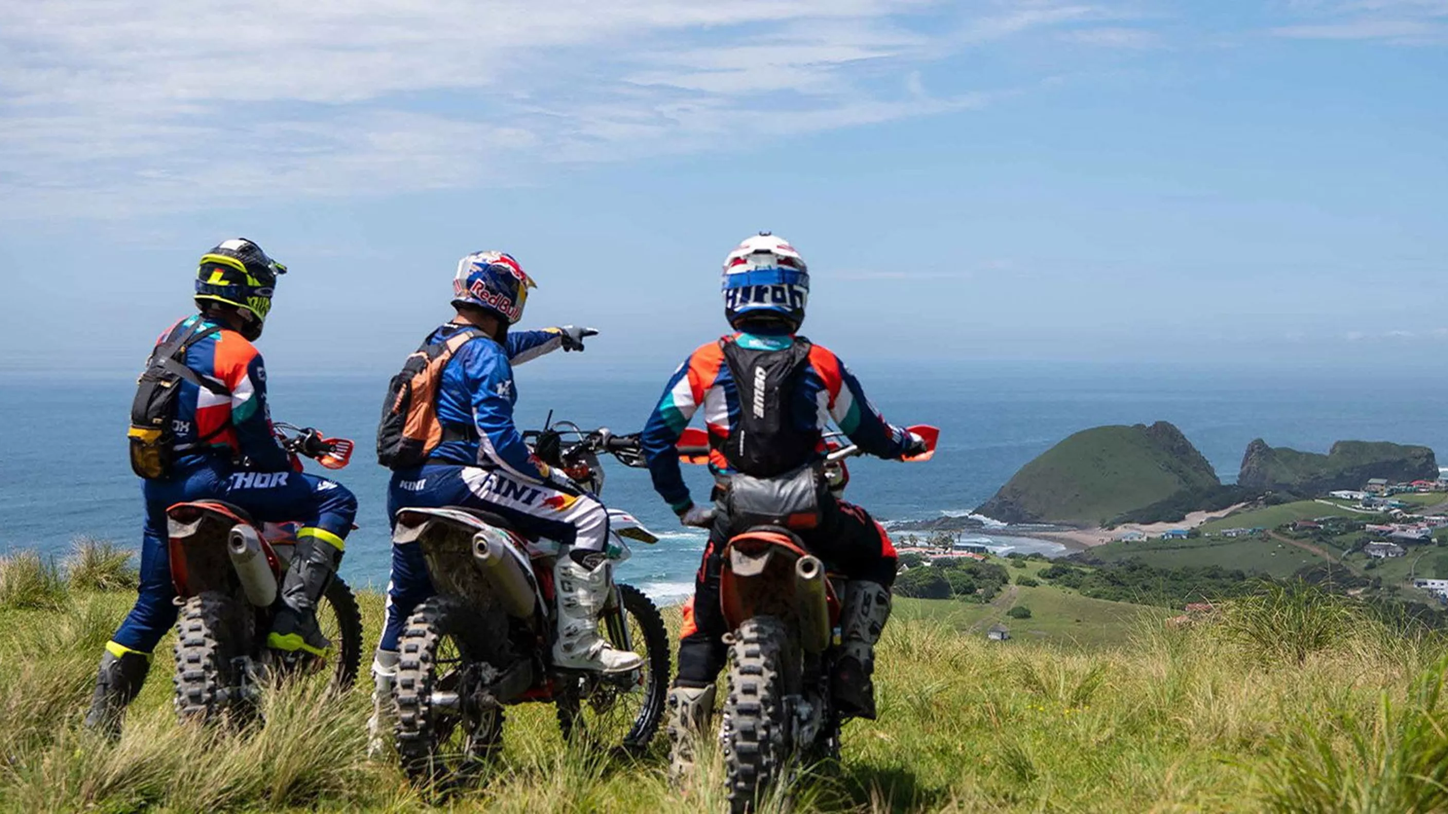Südafrika mit der Enduro: grüne Steilhänge über dem Ozean Südafrika mit der Enduro: grüne Steilhänge über dem Ozean