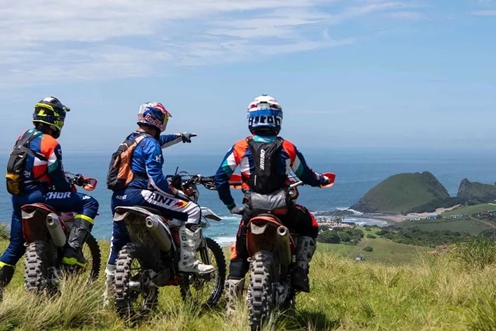 Green hills right up to the cliffs, rondavels, cattle on the beach: the Wild Coast in eastern South Africa is enduro country with steep slopes, river crossings and mud after rain. Here you'll find out when the weather is right and which tour gets you there. Is your skill up to this coast?