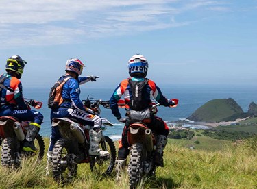 Südafrika mit der Enduro: grüne Steilhänge über dem Ozean