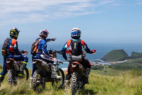 Südafrika mit der Enduro: grüne Steilhänge über dem Ozean