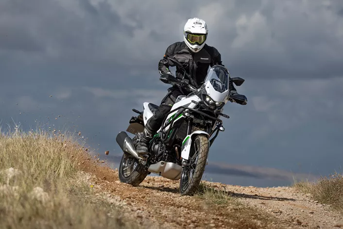 V gostem prometu z zaustavljanji bo leva roka v prihodnje deležna pomoči. Kawasaki za leto 2027 dopolnjuje svojo manjšo družino Adventure z mehansko rešitvijo sklopke. Kaj Smartride odvzame motoristu in kaj ostaja ročno delo?