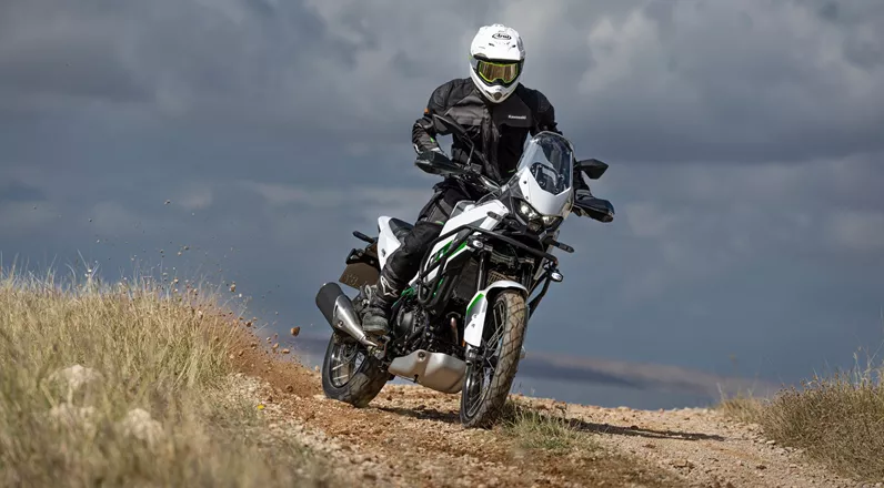 Im Stop-and-go bekommt die linke Hand künftig Unterstützung. Kawasaki ergänzt seine kleine Adventure-Familie für 2027 um eine mechanische Kupplungslösung. Was nimmt Smartride dem Fahrer ab, und was bleibt Handarbeit?