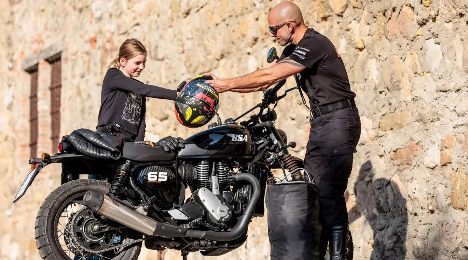 Wolne ręce na postoju w trasie: kaski i akcesoria zostają przy motocyklu, a my spokojnie cieszymy się przerwą. Jak dobrze sprzęt jest tam chroniony przed złodziejami i żywiołami, musiała przez osiem tygodni pokazać Security Helmet Bag od DEEMEED w wersji Double z kłódką z alarmem.