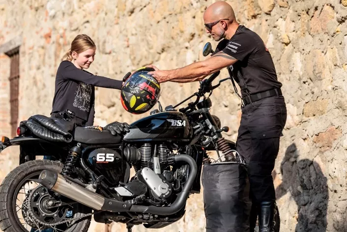 Les mains libres pendant l'arrêt en balade : casques et accessoires restent sur la moto pendant que nous profitons tranquillement de la pause. Pendant huit semaines, la Security Helmet Bag de DEEMEED, en version Double avec cadenas-alarme, a dû prouver à quel point l'équipement y est protégé des voleurs et des éléments.