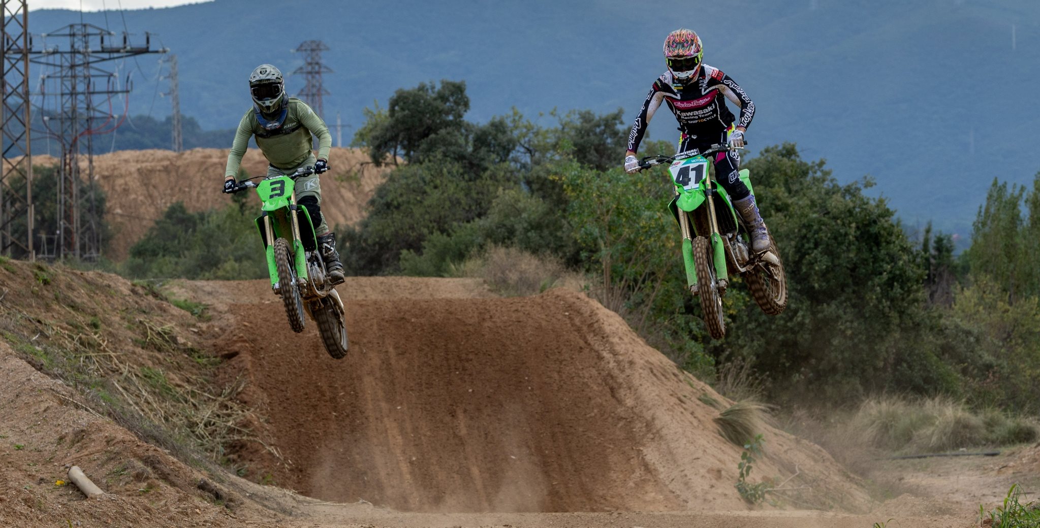 Kawasaki is now putting the 2025 MXGP world champion's bike in the showroom for everyone. The new KX450F has been optimised in many areas and has thus mutated into a genuine race bike with more-than-complete features.