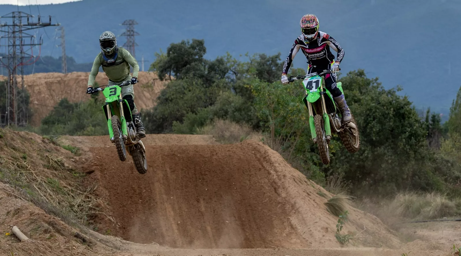 Kawasaki is now putting the 2025 MXGP world champion's bike in the showroom for everyone. The new KX450F has been optimised in many areas and has thus mutated into a genuine race bike with more-than-complete features.
