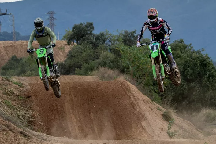 Kawasaki zdaj motorno kolo svetovnega prvaka MXGP 2025 postavlja v izložbo za vsakogar. Nova KX450F je bila optimizirana na številnih mestih in se je tako prelevila v pravo dirkalno motorno kolo z več kot popolno opremo.
