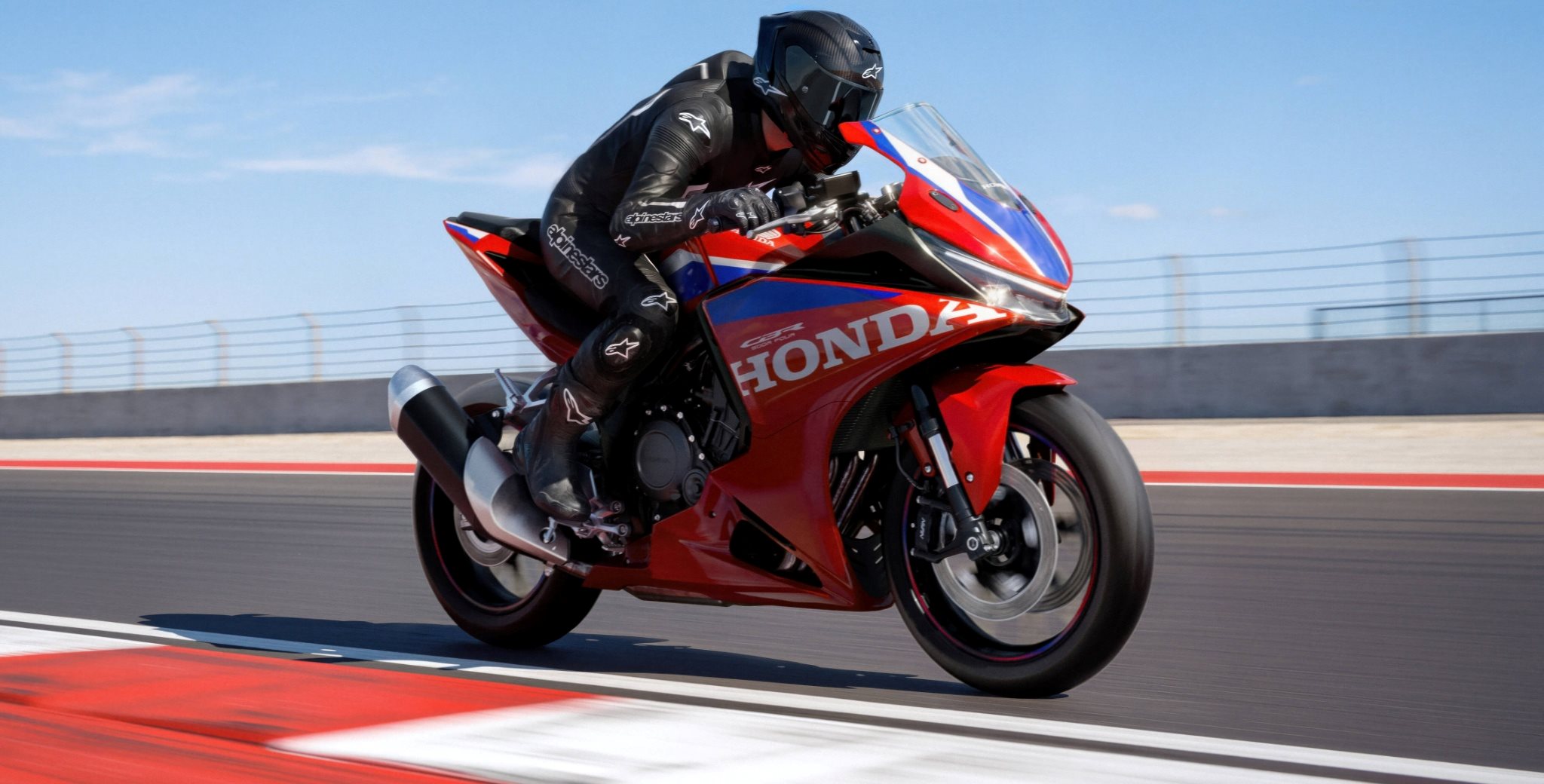 A new inline-four, electronic riding modes and a clutch that's meant to take work off your hands: Honda's new 500 combines sporty tech with an accessible concept. What's behind the FOUR?