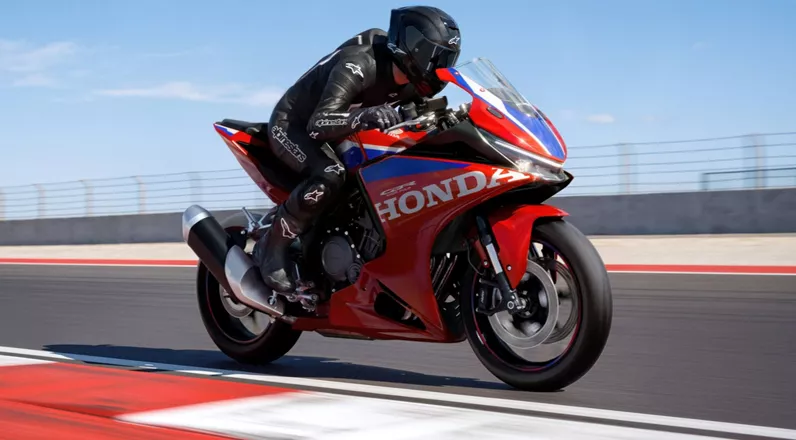A new inline-four, electronic riding modes and a clutch that's meant to take work off your hands: Honda's new 500 combines sporty tech with an accessible concept. What's behind the FOUR?