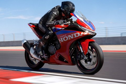 Honda CBR500R FOUR 2027: 72 PS und serienmäßige E-Clutch