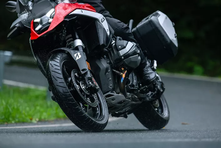 Fler mil, mindre däckljud och marginal i regn: för vägorienterade äventyrsmotorcyklar har Bridgestone omarbetat gummiblandning, mönster och konstruktion. Vilka förändringar ligger bakom de utlovade förbättringarna?