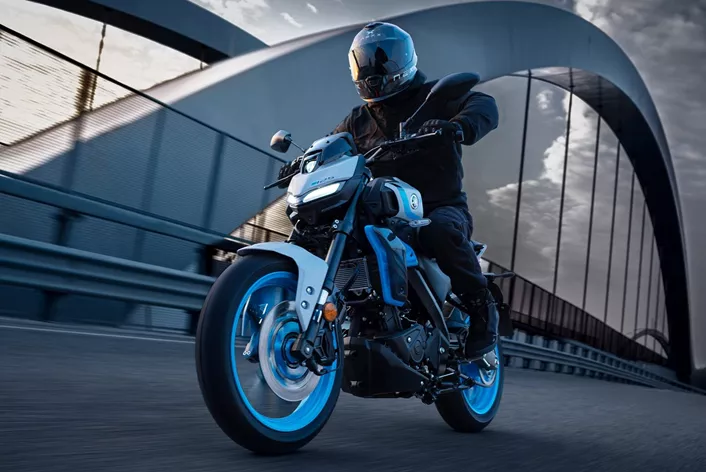Yamaha MT-125 za leto 2027 dobi nov obraz in prenovljen sedež. Kaj se skriva za bolj oglato lupino, katera tehnika ostaja in kdaj mali MT prispe k prodajalcem.