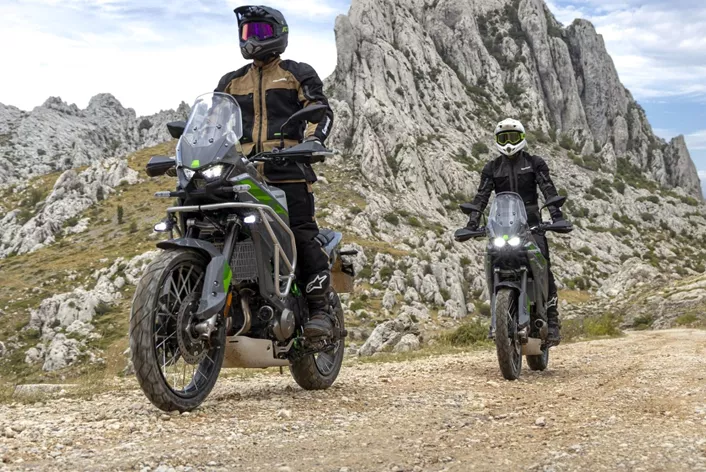 Duże przednie koło, długie skoki zawieszenia, a mimo to kolejny wakacyjny etap w zasięgu wzroku: nowa gama adventure Kawasaki zyskuje wzmocnienie o mocy 70 KM. Już wersja bazowa ma tempomat. SE dokłada więcej w zakresie zmiany biegów, kół i wyposażenia.