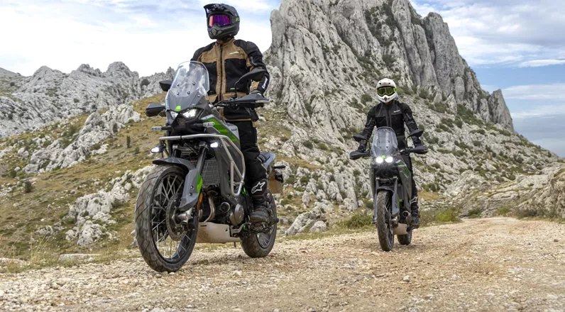 Duże przednie koło, długie skoki zawieszenia, a mimo to kolejny wakacyjny etap w zasięgu wzroku: nowa gama adventure Kawasaki zyskuje wzmocnienie o mocy 70 KM. Już wersja bazowa ma tempomat. SE dokłada więcej w zakresie zmiany biegów, kół i wyposażenia.