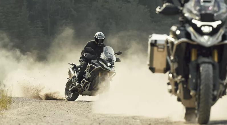 Również Rally jeździ teraz na kołach 19 i 17 cali. Do tego 158 KM, automatycznie obniżające się zawieszenie i radar z przodu i z tyłu. Czym różnią się cztery wersje i ile kosztuje wejście do gry.