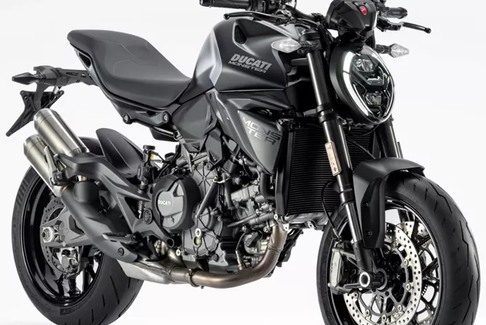 Czarne felgi, ciemne malowanie i celowo wyeksponowane elementy: Monster Dark sprowadza naked bike'a Ducati do tego, co najważniejsze. Pod minimalistyczną formą kryje się nowoczesna technika. Co jest w standardzie, a co pozostaje akcesorium?
