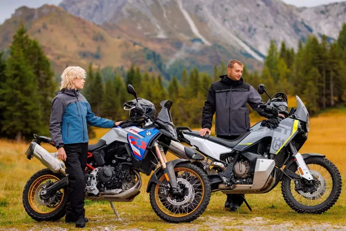 From three-layer laminate for motorcycle touring to a mesh suit for summer: the clothing manufacturer is showing new jackets, trousers, a leather suit and gloves in Milan. Women's, short and long sizes are also part of the announcement.