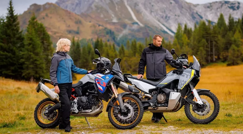 From three-layer laminate for motorcycle touring to a mesh suit for summer: the clothing manufacturer is showing new jackets, trousers, a leather suit and gloves in Milan. Women's, short and long sizes are also part of the announcement.