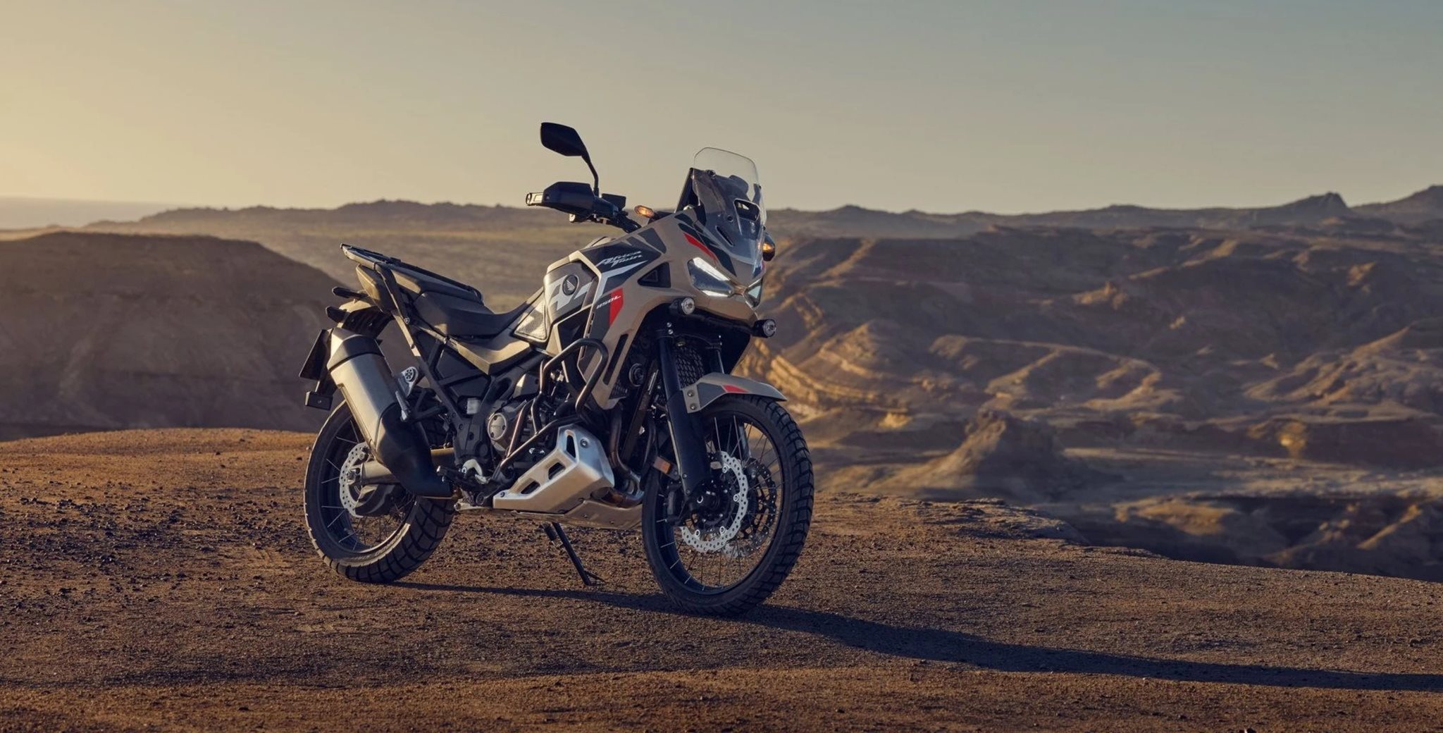 Větší motor, nový rám a druhá nádrž pod sedlem: Honda komplexně přepracovala svůj velký adventure bike. Standardní model a Adventure Sports sdílejí řadu novinek, u podvozku a asistenčních systémů však kladou důraz na odlišné věci.