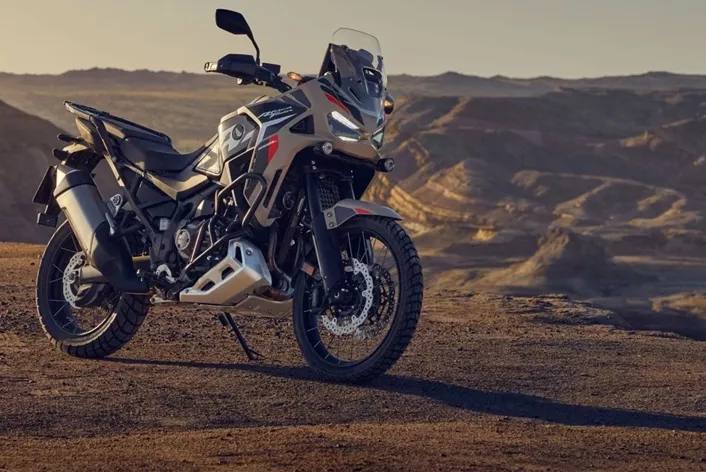 Větší motor, nový rám a druhá nádrž pod sedlem: Honda komplexně přepracovala svůj velký adventure bike. Standardní model a Adventure Sports sdílejí řadu novinek, u podvozku a asistenčních systémů však kladou důraz na odlišné věci.