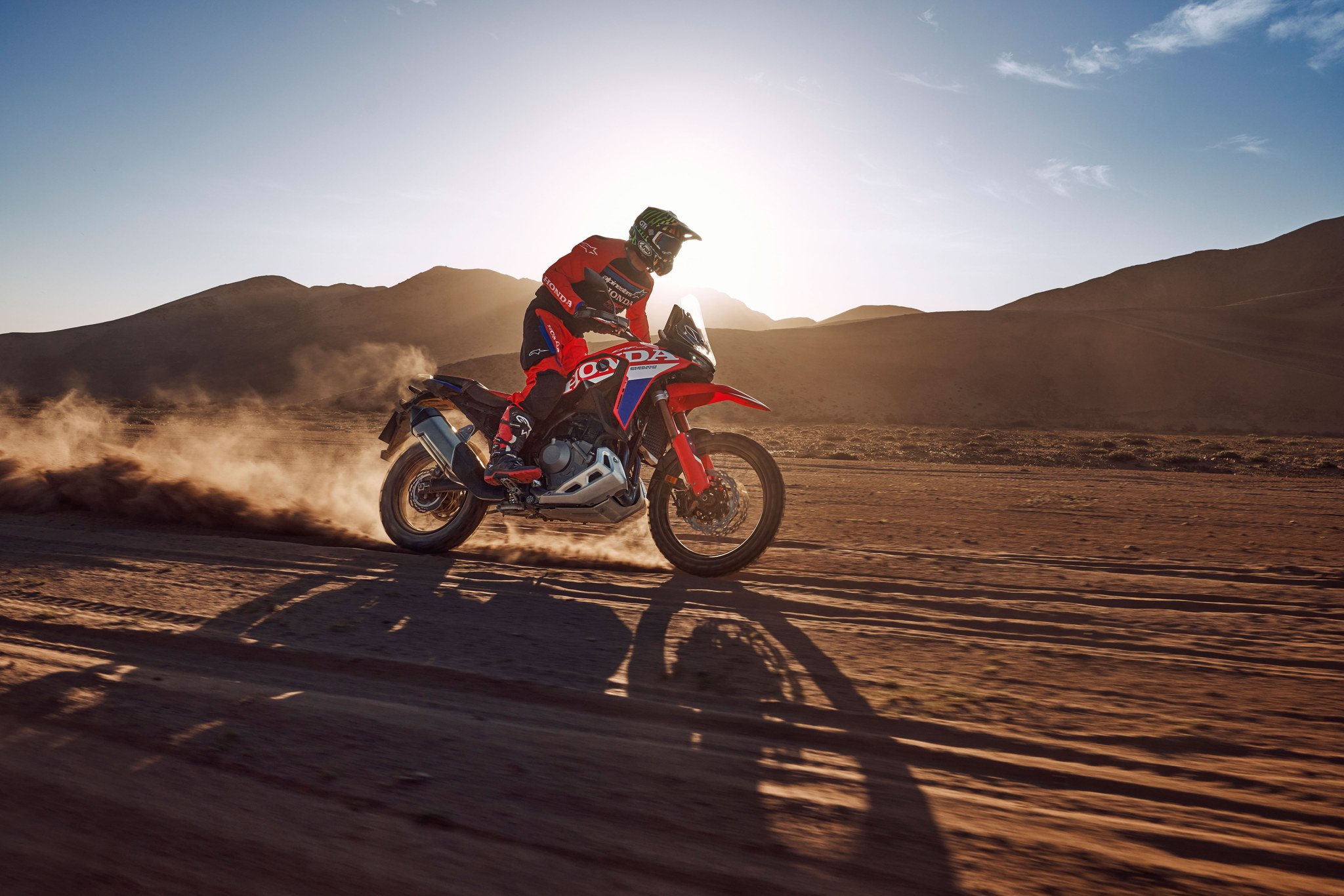 Větší světlá výška, nový koncept nádrží a důkladně přepracovaný dvouválec: Honda staví po bok nejnovější generaci svého adventure bike sestru důsledněji zaměřenou na off-road. Co se skrývá za novou Enduro Sports?