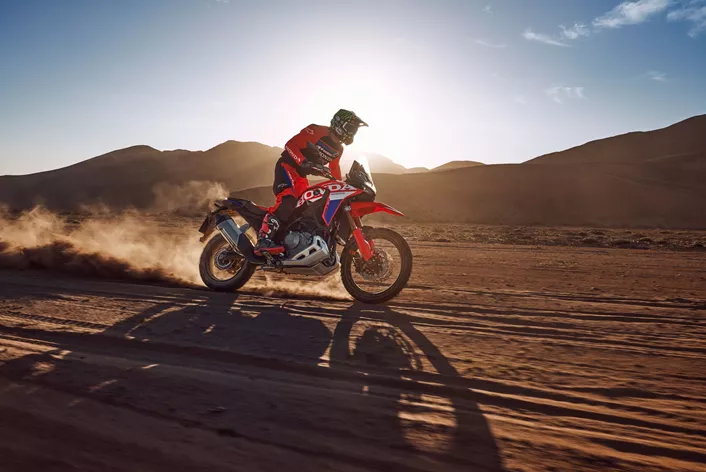 Větší světlá výška, nový koncept nádrží a důkladně přepracovaný dvouválec: Honda staví po bok nejnovější generaci svého adventure bike sestru důsledněji zaměřenou na off-road. Co se skrývá za novou Enduro Sports?