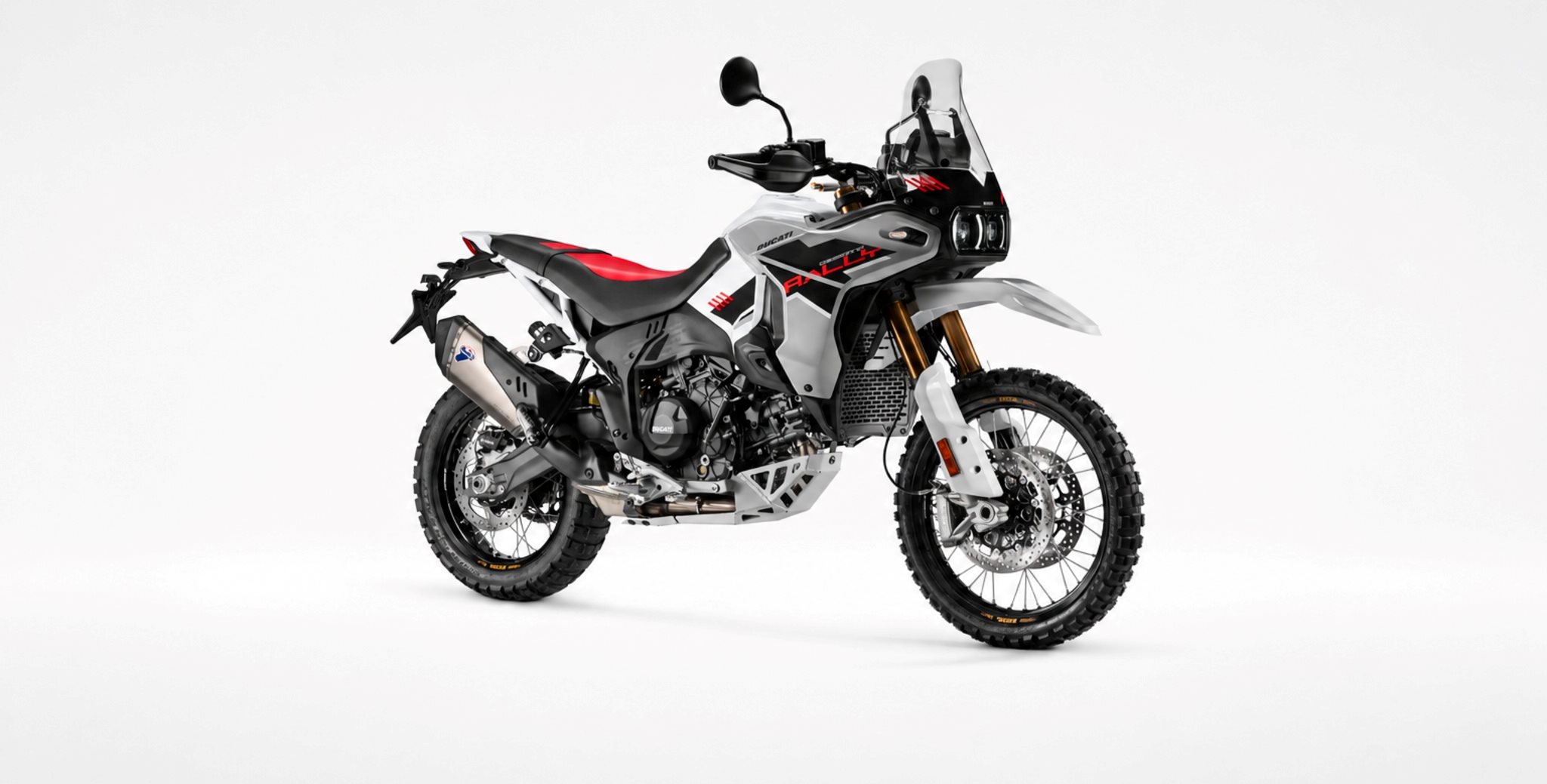 Víc rezerv v terénu, nižší sedlo: Ducati staví DesertX Rally 2027 na novou platformu V2. Uzavřené cartridge KYB, bezdušová kola Excel a zesílený kryt motoru ji mají vyzbrojit pro náročná dobrodružství.