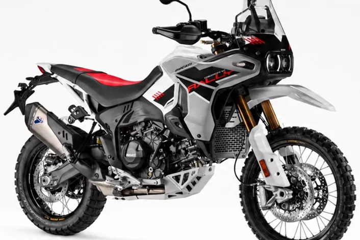 Víc rezerv v terénu, nižší sedlo: Ducati staví DesertX Rally 2027 na novou platformu V2. Uzavřené cartridge KYB, bezdušová kola Excel a zesílený kryt motoru ji mají vyzbrojit pro náročná dobrodružství.