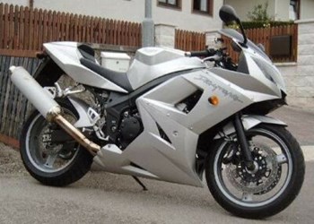 Triumph Daytona600 vs. Speed Four