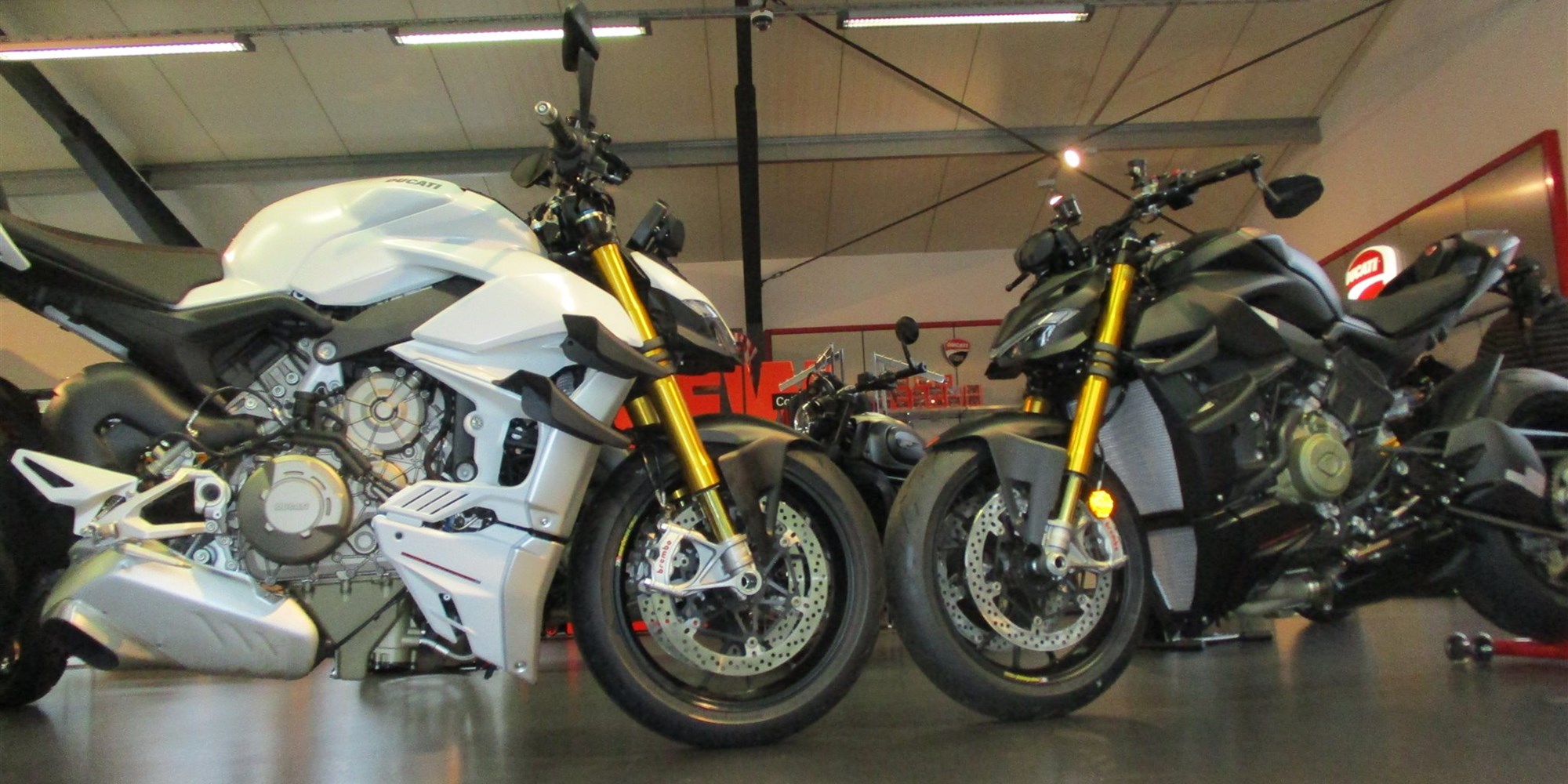 EDIZIONE - BLACK & WHITE - DUCATI Streetfighter V4S - by Team Wahlers
